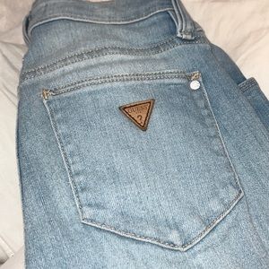 Cute mid rise skinny Guess jeans! In great condition. Medium - light wash